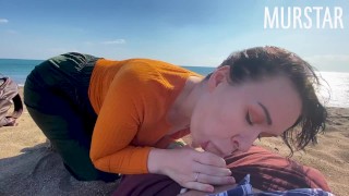 Сучка возбудилась от интерактивной игрушки и сосала на пляже || Мурстар